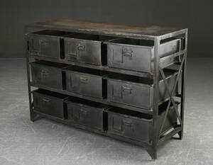 Reolsystem i bemalet metal med 9 tilhørende skuffer. Rustikt look. Industrielt design. Denne vare er sat til omsalg under nyt varenummer 4040313