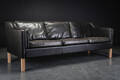 Mogens Hansen. Tre-pers. sofa, klassisk model, sort læder 