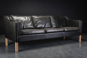 Mogens Hansen. Tre-pers. sofa, klassisk model, sort læder 