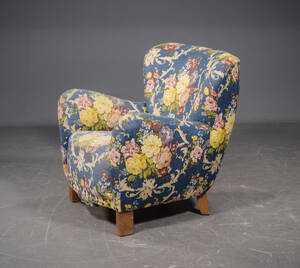 Lænestol overpolstret med blomsteret betræk