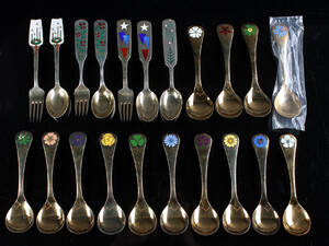 Georg Jensen. Samling juleskeer og teskeer af forgyldt sølv 21