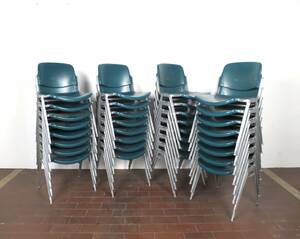 Set Stapelstühle der 1970er Jahre 32