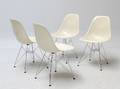 Charles Eames 1907-1978. Sæt på fire cremefarvede skalstole  på eiffelstel 4
