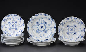 Royal Copenhagen. Musselmalet. Helblonde service af porcelæn. 13 