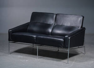 Arne Jacobsen. To-pers. lufthavnssofa, model 3302