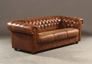 Chesterfield stil sofa. Tre-pers. 