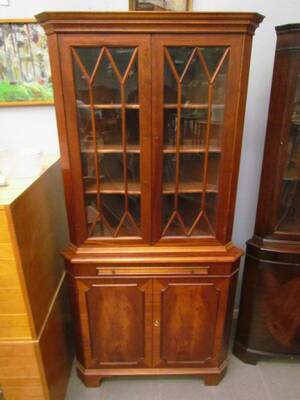 Hörnvitrinskåp, engelsk stil