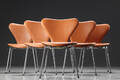 Arne Jacobsen. Seks syverstole model 3107, cognacfarvet læder 6 