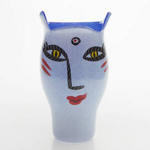 ULRICA HYDMAN-VALLIEN. VAS, glas, Kosta Boda, signerad, 2000-tal.