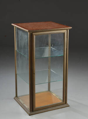 Vitrineskab af glas og metal