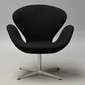 Arne Jacobsen. Lænestol, Svanen med sort Tonus uld, model 3320 fra år 2016 