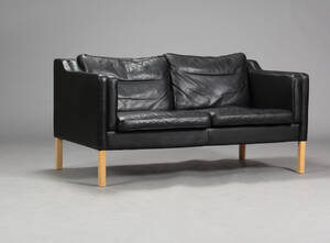 Dansk møbelproducent. Par 2½ -pers. sofaer, sort læder 2