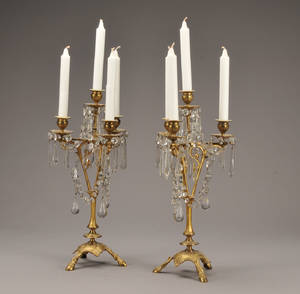 Par firearmede kandelabre med prismer. 2