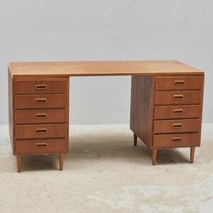 Skrivbord, Teak. Bredd 140 cm. Djup 60 cm