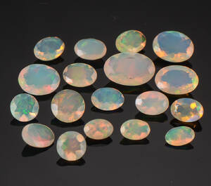 En samling uindfattede opaler ca. 11.40 ct 21 Denne vare er sat til omsalg under nyt varenummer 5223957