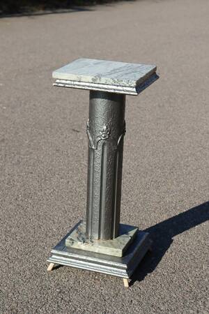 Piedestal, marmor och trä, silvermålad