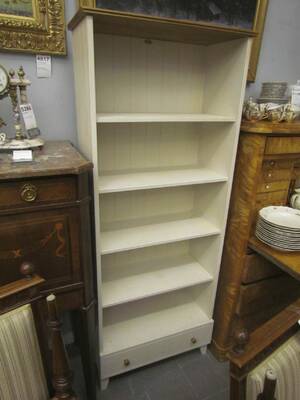 Bokhylla med låda, Englesson