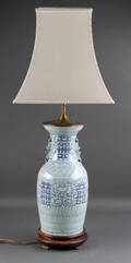 Kinesisk lampe, porcelæn med blå glassur. 1900-tallet Denne vare er sat til omsalg under nyt varenummer 4024013