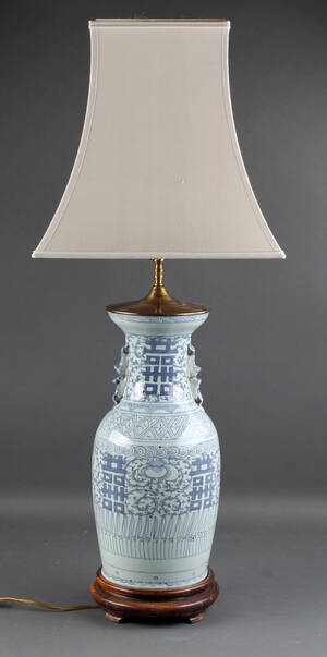 Kinesisk lampe, porcelæn med blå glassur. 1900-tallet Denne vare er sat til omsalg under nyt varenummer 4024013