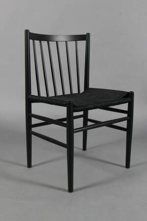 Jørgen Bækmark. Tremmestole eg, model J80.