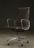 Charles Eames. Kontorstol, Aluminium Group, chokoladefarvet læder 