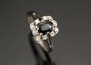 Safirring med brillanter, ialt ca. 0.25 ct.