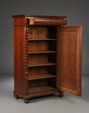 Christian IX piedestalskab af nøddetræ.