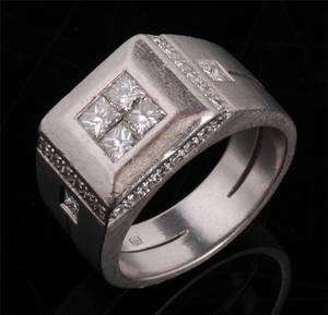 Kraftig ring af platin prydet med diamanter