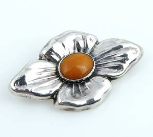 Skønvirkebroche af sølv prydet med ravstykke, N.C. Nielsen, Århus ca. 1910