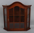 Vitrinskåp, vägghängt, rokokostil, 1900-talets mitt
