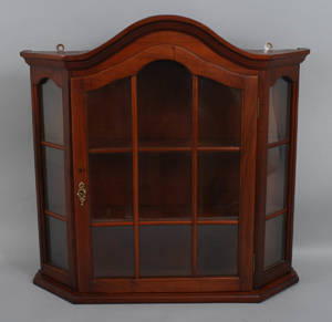 Vitrinskåp, vägghängt, rokokostil, 1900-talets mitt