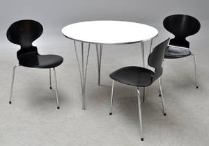 Piet Hein  Bruno Mathsson samt Arne Jacobsen for Fritz Hansen. Cirkulært bord med tre myrestole, nylakeret 4