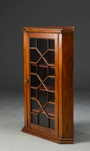 Engelsk hjørneskab af nøddetræ, ca. 1900