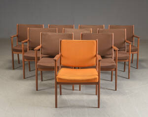 Et sæt på 10 armstole af teaktræ,  10.