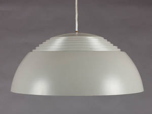 Pendel af Arne Jacobsen, AJ1, af grålakeret metal