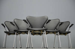 Arne Jacobsen. Seks armstole, Syveren, nybetrukket med Savanne læder 6