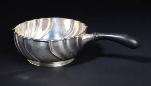 Heimbürger. Kasserolle af sølv med skævknækket korpus
