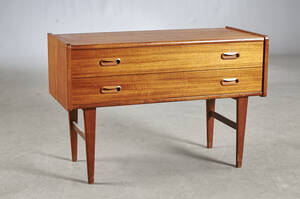 Dansk møbelproducent. Lille kommode af teak