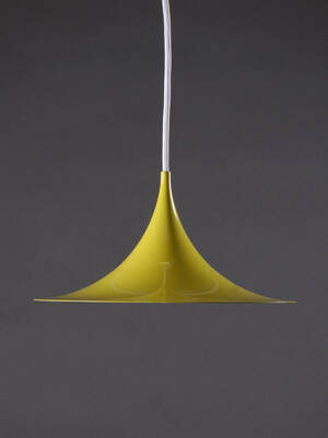 Claes Bonderup Torsten Thorup. Semi Pendel af gul lakeret aluminium.