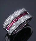 Rubin- og brillantring af 18 kt. hvidguld, diamanter i alt ca. 1.04 ct
