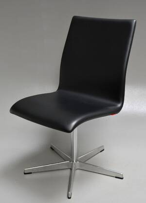 Arne Jacobsen Oxford - Lavrygget kontorstol. Red Label i sort læder