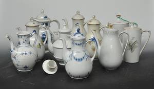 En samling kaffekander af porcelæn10