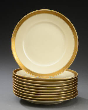 En samling service dele af porcelæn Royal Copenhagen Hvid Dagmar 10. Denne vare er sat til omsalg under nyt varenummer 4589757