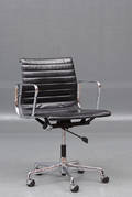 Charles Eames. Kontorstol, Model EA-117 sort læder 