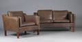 Dansk møbelproducent. To-pers. sofa samt hvilestol 2
