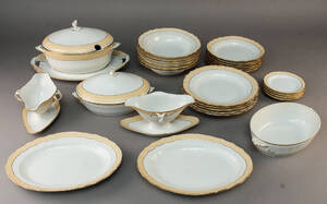 Kgl. Porcelæn. Svejfet service af porcelæn 28