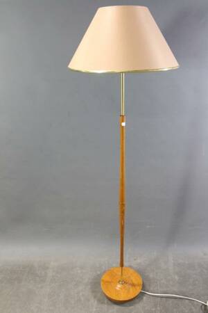 Golvlampa i teak och mässing