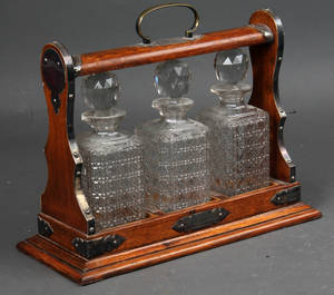 Engelsk tantalus af egetræ med tre karafler, 1900-tallet