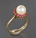 Rubin-Perl-Ring aus 14 kt. Gelbgold Diese Ware steht erneut zur Auktion unter der Warennummer 4031794
