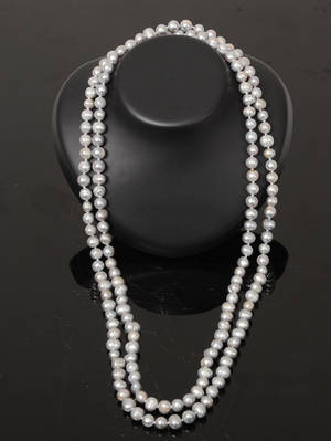 Sötvattenscollier med ljusgrå pärlor